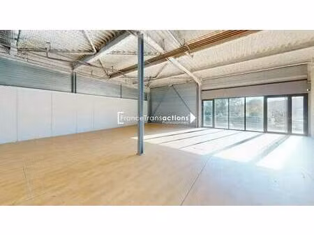 location commerce 155 m²