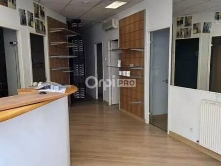 location commerce 115 m²