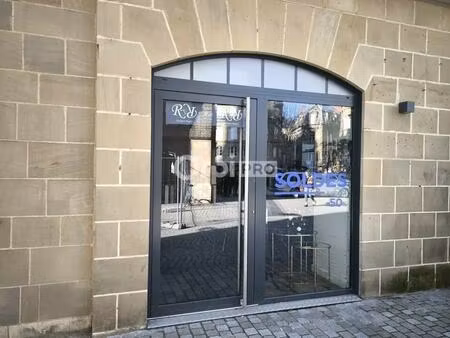 location commerce 27 m²