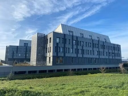 location commerce jonage 69330 592m²