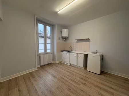 location appartement 2 pièces 30 m² à mirebeau (86110)  290 €