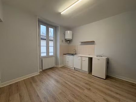 location appartement 2 pièces 30 m² à mirebeau (86110)  300 €