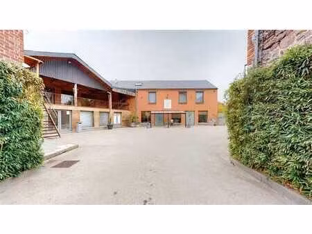 site d'exception avec loft  salle polyvalente et entrepôts