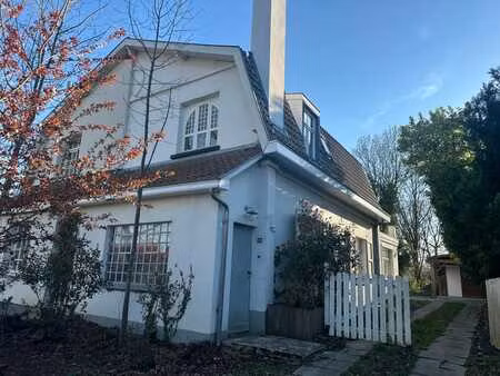 belle maison de caractère dans un cadre verdoyant et calme