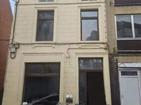 maison d'habitation avec 3 chambres et cour