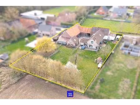 ensemble immobilier érigé sur 2448m² (corps de ferme  profe