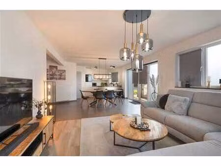 appartement au rez-de-chaussée avec 2 chambres à coucher prè