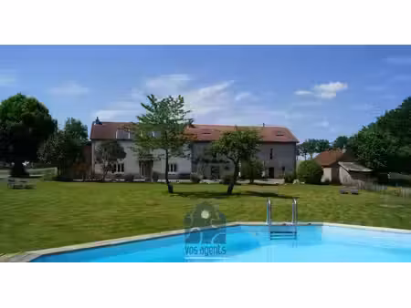 propriété 10 pièces avec terrain  piscine et annexes