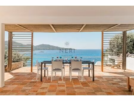 villa pieds dans l'eau et vue mer panoramique