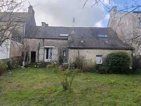 maison de village en pierres avec jardin