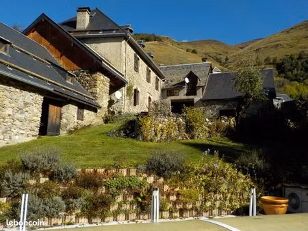 maison de montagne rénovée 320 m2 habitables plus dépendances terrain 1040m2 avec piscine
