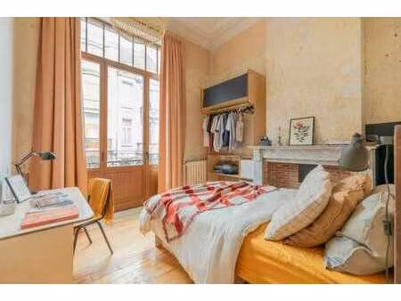 chambre meublée avec salle de bain - idéalement située