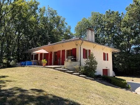 maison sur deux niveaux avec jardin clôturé  à proximité de villeréal