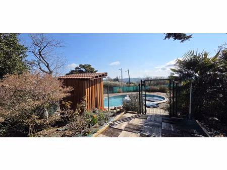 maison avec piscine et terrain