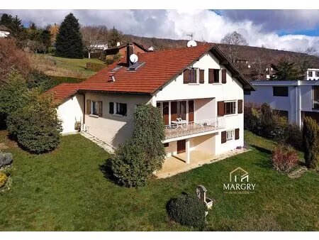 maison traditionnelle à grilly.