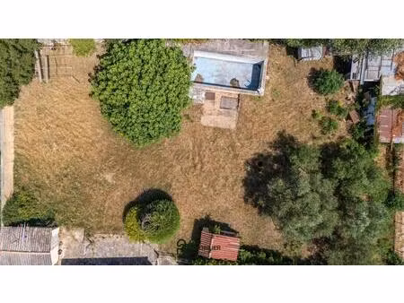 proche d'uzès terrain plat constructible de 849 m² avec piscine situé au calme absolu