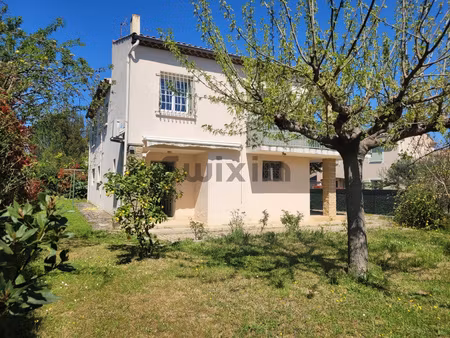 uzes 10 min a pied de la place aux herbes