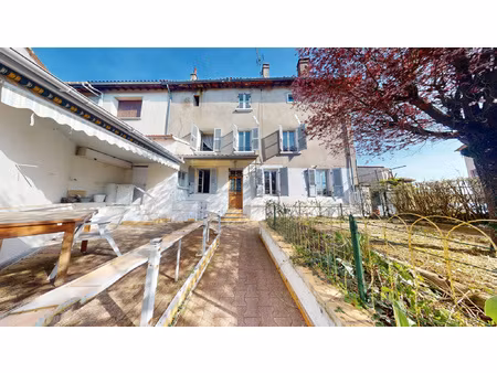 sauxillanges- maison de village 105m2 habitables avec 3 cham