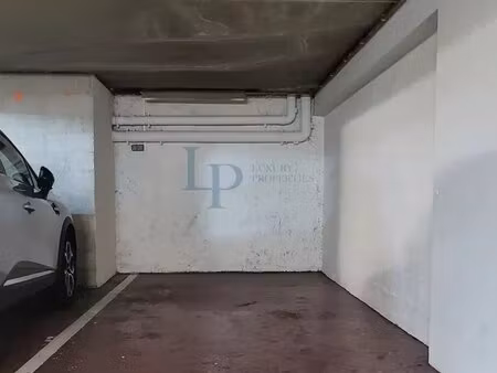 location emplacement de parking rue de berri 75008 paris