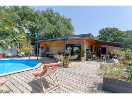 maison en bois au cadre apaisant avec piscine