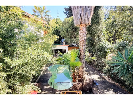 une maison de ville de caractere  avec garage  jardin et pis