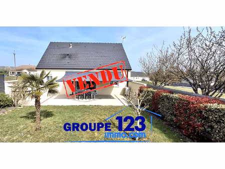 pavillon contemporain de 2016  édifié sur un terrain clos et