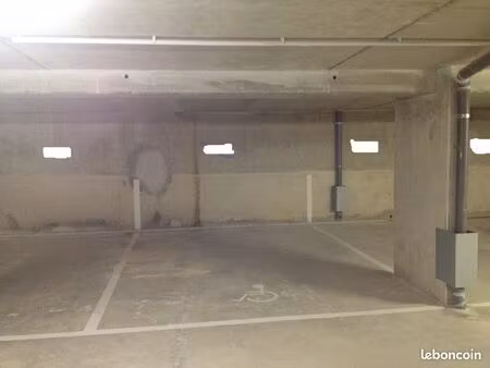 place de parking spacieuse en sous-sol dans résidence sécurisée avec caméras