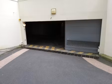 location parking à la madeleine (59110)  95 €