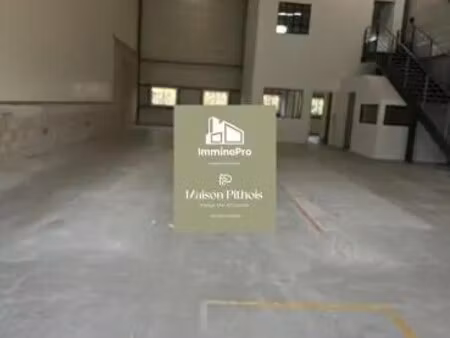 location local d'activités 242 m²