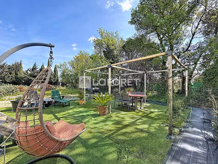 villa 3 faces  beau jardin et garage.