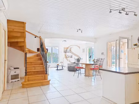 plein centre lorgues maison de 130 m2 à rafraichir avec 4 chambres  piscine et garage