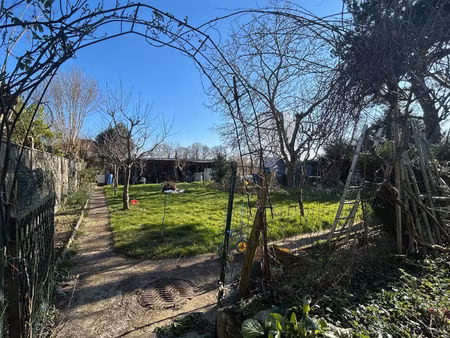pavillon idealement situe avec de beaux volumes et de nombreuses possibilites d'amenagemen
