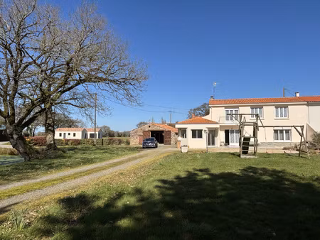 maison familiale + grange en pierre + dépendance habilitable