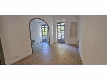 nîmes quartier place de la révolution t2 avec balcon et terr