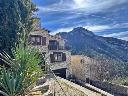 batisse en pierre avec vue panoramique à couper le souffle -