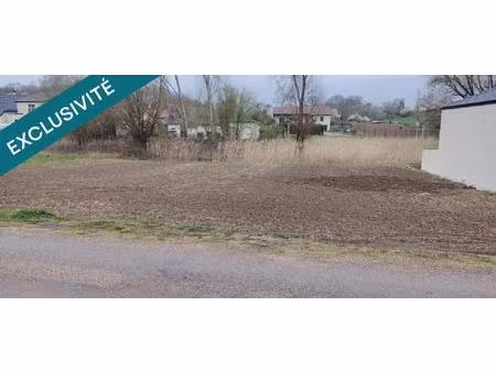 jolie terrain plat constructible et viabilisé