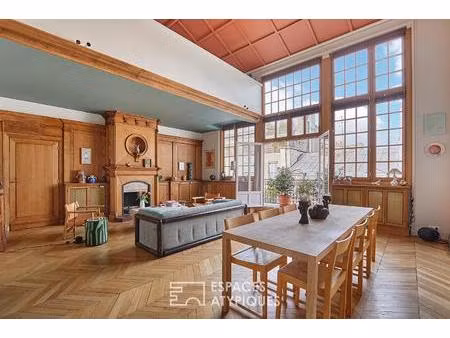 ancien atelier d'artiste en dernier étage avec balcon-terrasse à proximité du parc monceau