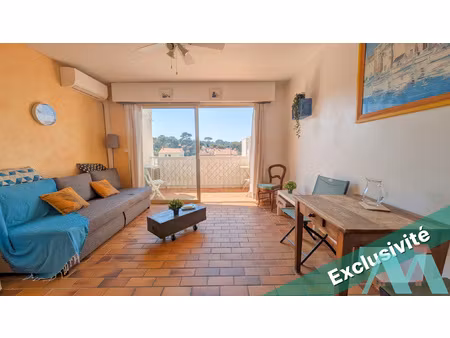 studio à 200m du port du brusc 23m2 avec balcon et parking p