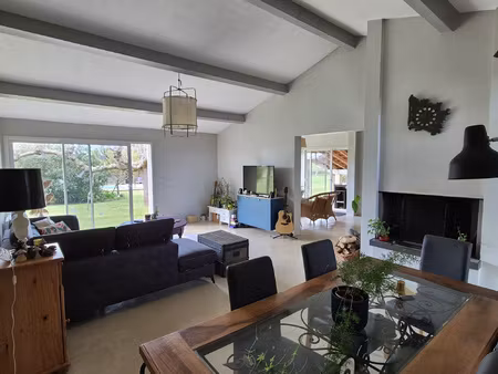 maison d'architecte lumineuse de 149 m2 avec piscine  dépend