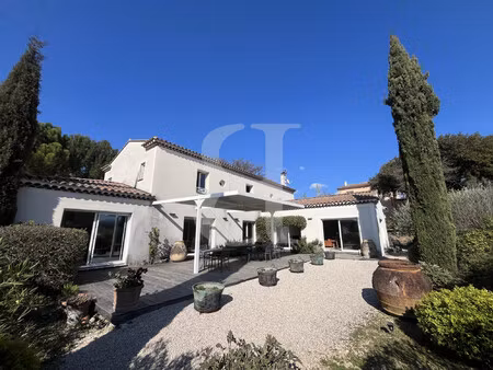 spacieuse et confortable villa à proximité du centre village