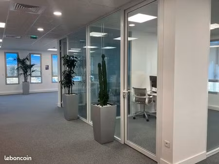 plateau de bureaux 250 m² avec salles de réunion – site professionnel moderne