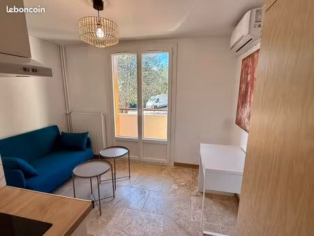 à louer – studio lumineux avec climatisation  balcon et parking (gli requise  3 fois le lo