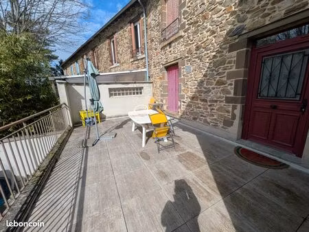 beau studio rénové avec terrasse et parking