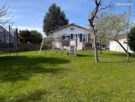 maison individuelle lumineuse avec grand terrain