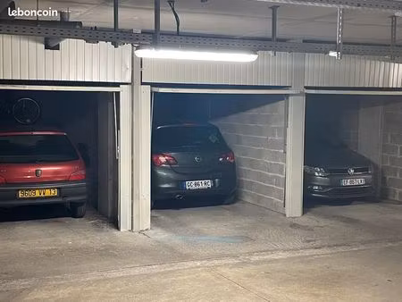 box de garage dans environnement sécurisé