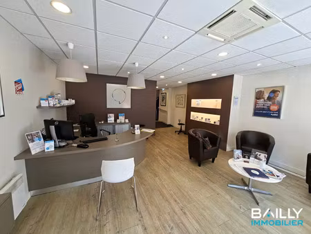 location bureaux et commerces à la roche-sur-yon (85000) : à louer / 69m² la roche-sur-yon