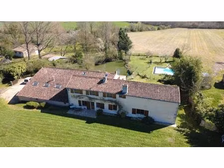 maison de caractère de 317 m2 à gizay  5 chambres  parc de 5500 m2  piscine   grange  atel