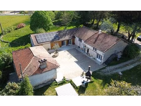 ensemble immobilier rénové avec prestations de qualité - cadre naturel et potentiel profes