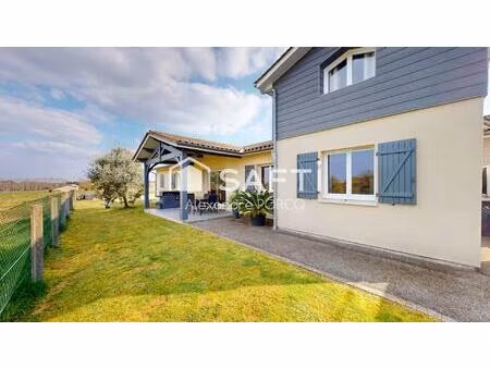 charmante maison familiale avec de beaux volumes.