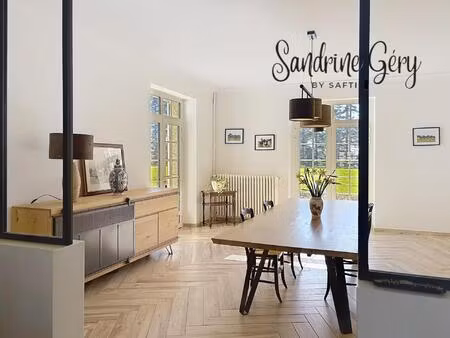 demeure de caractère comprenant 8 chambres 9 boxes sur ses 3 hectares de terrain